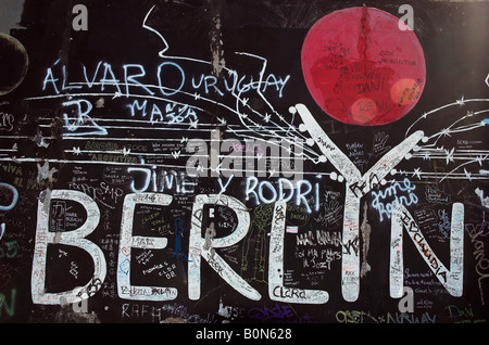 Graffiti auf den Resten der Berliner Mauer an der East Side Gallery Berlin April 2008 Stockfoto
