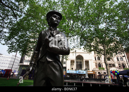 Europa London Leicester square Charlie Chaplin-Statue in den Gärten Stockfoto