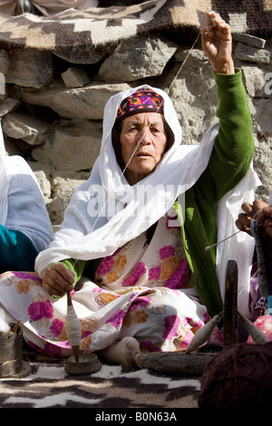 Frau spinnt Wolle in Berg Dorf von Altit in Hunza Region Karokoram Berge Pakistans Stockfoto