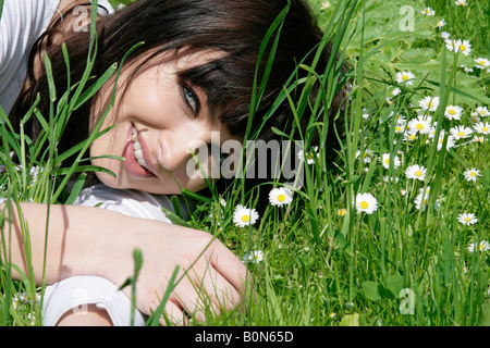 Frau in Rasen Stockfoto