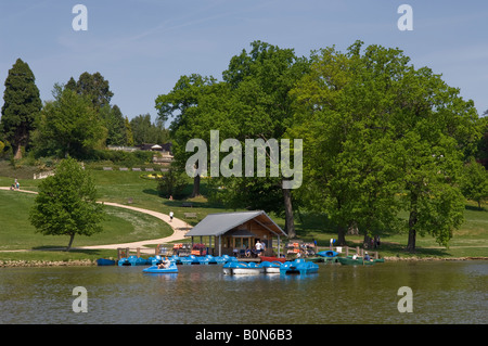 Der See mit Booten im Dunorlan Park in Tunbridge Wells Kent Stockfoto