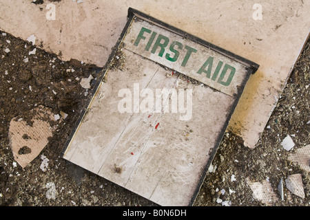Alte verlassene erste-Hilfe-Schrank in verfallenen Gebäude Stockfoto