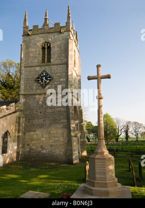St Mary Magdalene Kirche und Krieg-Denkmal am Dorf Whitgift, East Yorkshire, UK - in den frühen Abendstunden Stockfoto