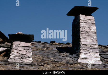 Ein Schieferdach und Schornsteine in der Sierra de Ancares bei Pereda de Ancares in der Nähe von Villafranca del Bierzo Leon Provinz Nord-Spanien Stockfoto