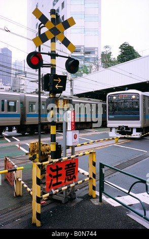 31. Oktober 2004 - Pendler Züge überqueren einer Straße vor der Eingabe/Abfahrt Shinjuku Station im Zentrum von Tokio. Stockfoto