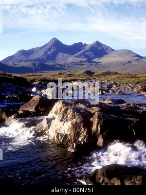 Die Cullins mit Blick auf die rauschenden Wasser des Flusses Sligachan Stockfoto