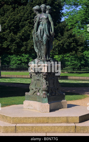 Statue von drei Frauen am Hampton Court East Molesey Surrey England UK Stockfoto