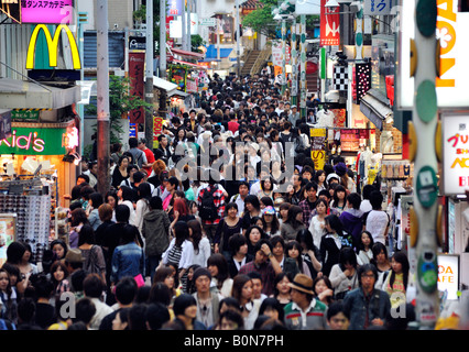 Takeshita Straße drängten sich mit Käufern an einem Samstagnachmittag in Harajuku Tokio Japan Stockfoto