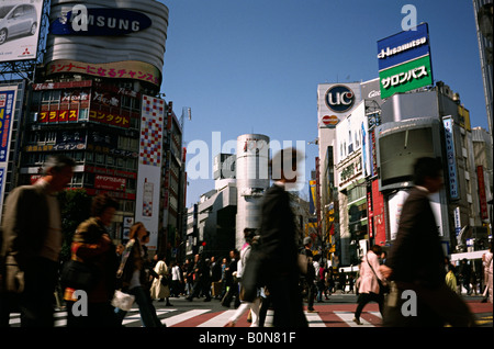 Japan Zentrum Tokio Shibuya Hachiko Stadt Gerangel über stark befahrene Straße viele Menschen Straße städtischen Leben Fußgänger Kreuzung Stockfoto