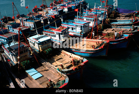 Flotte Fshing Trawler auf das Südchinesische Meer im Hafen von Nhatrang in Vietnam. Stockfoto