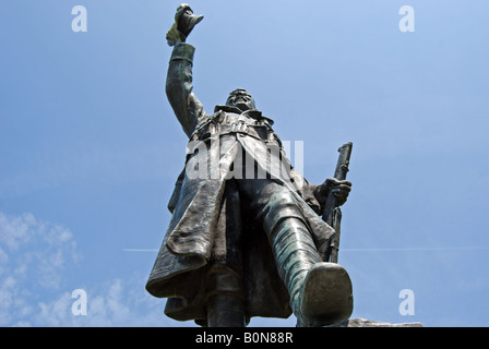 Mortimer Browns 1920er Jahre Statue eines Soldaten des 1. Weltkrieges, das Kriegerdenkmal in Radnor Gärten, Twickenham, England gehört Stockfoto