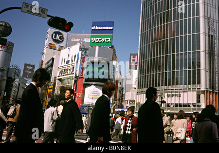 Menschen überqueren, was angeblich der weltweit verkehrsreichsten Gerangel Kreuzung im Zentrum Tokios Shibuya in Japan ist. Stockfoto