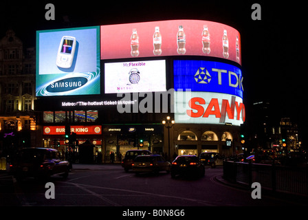 Piccadilly Circus bei Nacht, London, England, UK Stockfoto