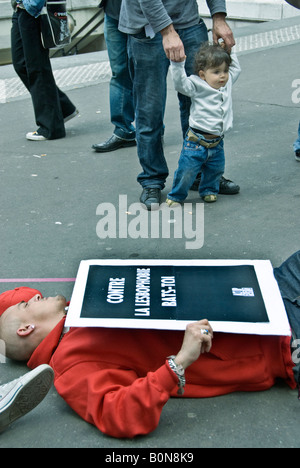 Paris Frankreich, Kinder beobachten AIDS-Aktivisten von "Act Up Paris" protestieren gegen Homophobie Stadium "Die in" auf der Straße, IDAHOT Events Stockfoto