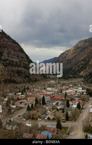 Luftaufnahme des Ouray Colorado von uns Hwy 550, der sich oberhalb der Stadt zeigt einen spektakulären Blick auf das Dorf und die Berge windet Stockfoto