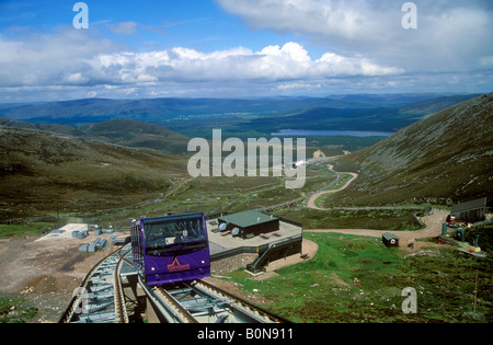 Die moderne Cairngorm Mountain Railway in Aviemore bietet spektakuläre Aussicht vom diesjährigen Runde resort Stockfoto