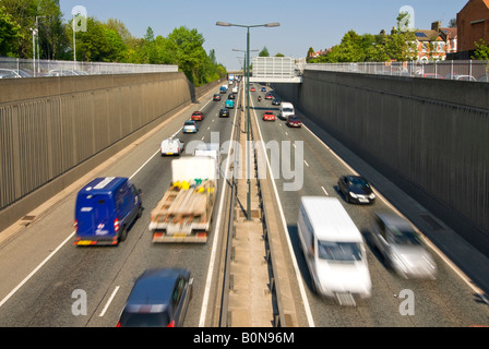 Horizontale erhöhten Weitwinkel von den Berufsverkehr fahren entlang der belebten A2 in London an einem sonnigen Tag. Stockfoto