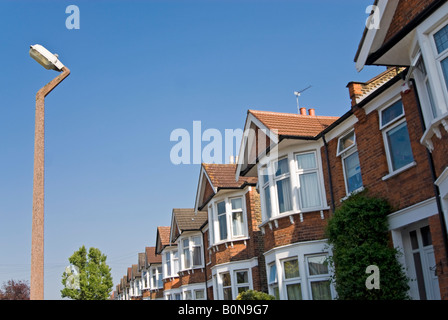 Horizontalen Weitwinkel der vorderen Fassaden aus einer Reihe von viktorianischen Doppelhaus befindet sich an einem sonnigen Tag. Stockfoto