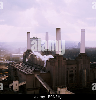 Luftbild der rauchenden Schornsteine der Battersea Power Station Stockfoto