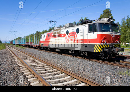 Finnische Cargo Zug Lok im Besitz von VR und Betonschwellen auf Schienen, Finnland Stockfoto