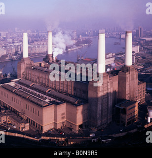 Luftbild der rauchenden Schornsteine der Battersea Power Station Stockfoto