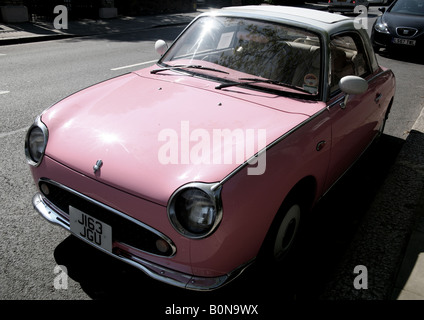 Barbie Puppe rosa Nissan Figaro-Retro-Stil-Auto in London Stockfoto