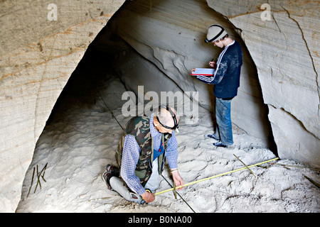 Menschen, die Messlänge beim erkunden Höhle am Vaidavas Burgberg im Gauja-Nationalpark Lettlands Stockfoto