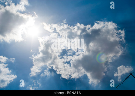 Horizontale Ansicht von der Sonne durch weiße Kumuluswolke an einem hellen sonnigen Frühlingstag. Stockfoto