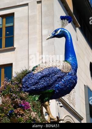 Eines der beiden Pfau-Skulpturen geschaffen, Blumen von Preston Bailey als Teil der Feder Renaissance Veranstaltung Covent Garden Stockfoto