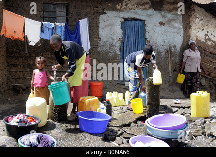 Waschplatz im Slum Majengo, eines der berüchtigtsten Slums in Nairobi, Kenia Stockfoto