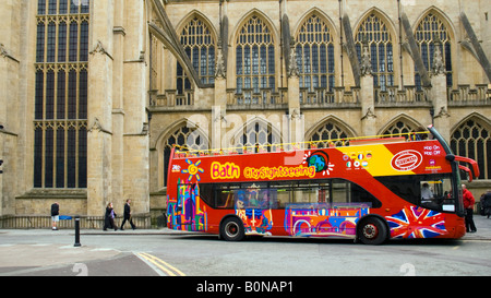 Bad BaNES England UK Tour Bus wartet draußen Bath Abbey Stockfoto