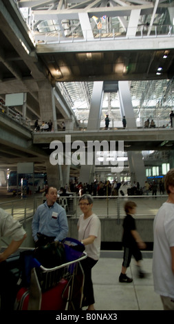 Passagiere, die auf den neuen Flughafen Suvarnabhumi Flughafen Bangkok in Thailand Stockfoto