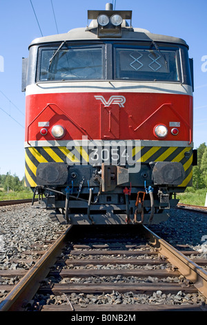 Finnische Elektrolokomotive und Holzschwellen auf Schienen , Finnland Stockfoto