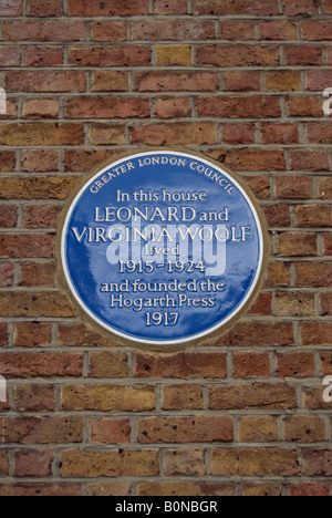 blaue Plakette markiert das ehemalige Wohnhaus der Schriftstellerin Virginia Woolf und ihr Ehemann, Leonard Woolf, Richmond, Surrey, England Stockfoto