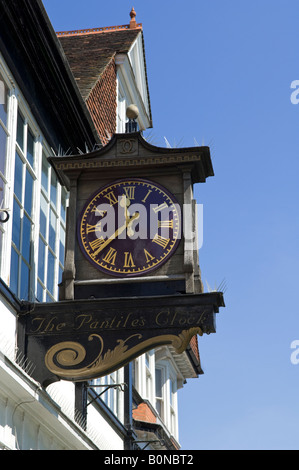 Die Pantiles-Uhr auf den Pantiles in Tunbridge Wells, Kent Stockfoto