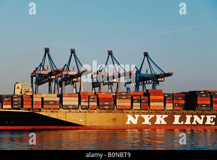 Schiff mit Ladung im Hafen von Hamburg geladen wird Stockfoto