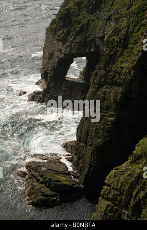 Ein Rock arch in Klippen in der Nähe von Noupe, auf die Insel Noss, Shetland-Inseln, Schottland, Großbritannien Stockfoto