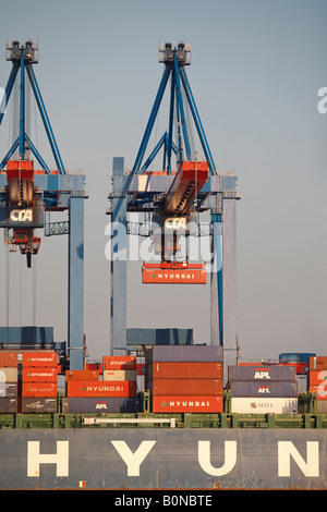 Schiff mit Ladung im Hamburger Hafen Deutschland geladen wird Stockfoto