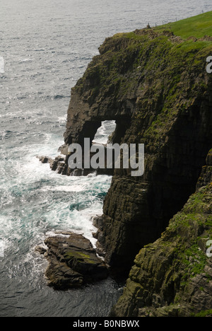 Ein Rock arch in Klippen in der Nähe von Noupe, auf die Insel Noss, Shetland-Inseln, Schottland, Großbritannien Stockfoto