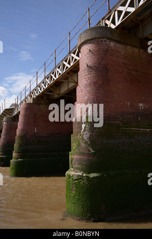 Aussicht vom Arnside Mündung Strand in Lancashire Seenplatte des Arnside Viadukts entworfen von James Brunlees von Manchester Stockfoto