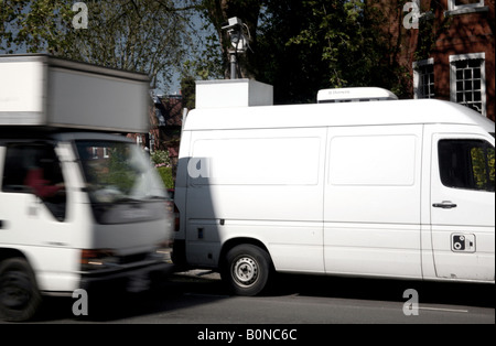 Weißer Lieferwagen Mann auf einen Blitzer erwischt werden montiert auf einem weißen Lieferwagen auf Street in London Stockfoto