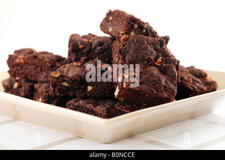 Hausgemachte Schokoladen-Brownies auf dem Silbertablett serviert Stockfoto