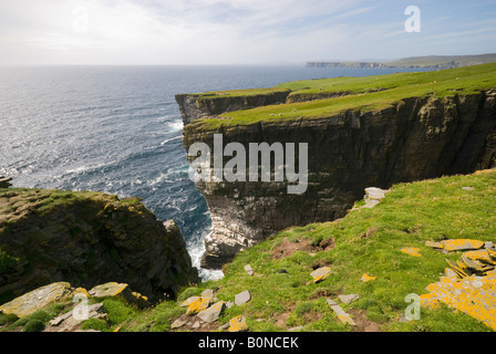 Klippen in der Nähe von Noupe auf der Isle of Noss, Shetland-Inseln, Schottland, UK Stockfoto