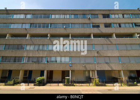 Horizontale Ansicht der vorderen Fassade des einen leeren Block der Häuser auf dem Ferrier Anwesen in Kidbrooke Park an einem sonnigen Tag Stockfoto