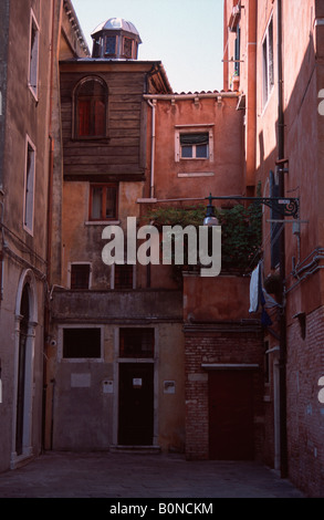 Eine alte jüdische Synagoge auf die Häuser im Bereich Ghetto von Cannaregio Bezirk von Venedig, Italien sitzt Stockfoto