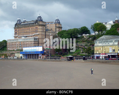 Grand Hotel und South Bay Strand, Scarborough, North Yorkshire, England Stockfoto