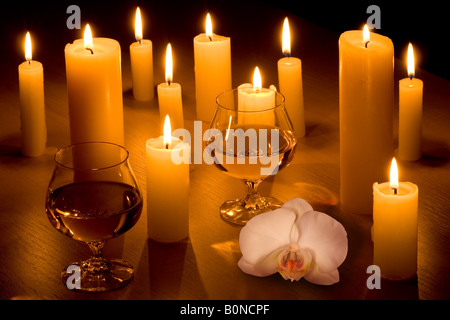 Kerzen mit weißen Steinen und Orchideen blühen Zen wie Spa-Hintergrund