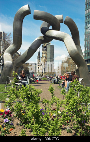 Moderne Skulptur "Berlin" von Matschinsky-Denninghoff und Kaiser Wilhelm Memorial Church Berlin Deutschland April 2008 Stockfoto