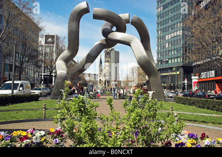 Moderne Skulptur "Berlin" von Matschinsky-Denninghoff und Kaiser Wilhelm Memorial Church Berlin Deutschland April 2008 Stockfoto