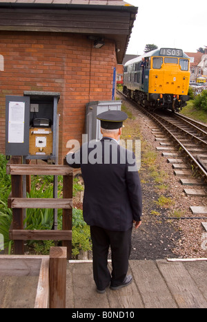 Trainieren Sie, ändern von Titeln in Sheringham Station, Norfolk, Großbritannien Stockfoto